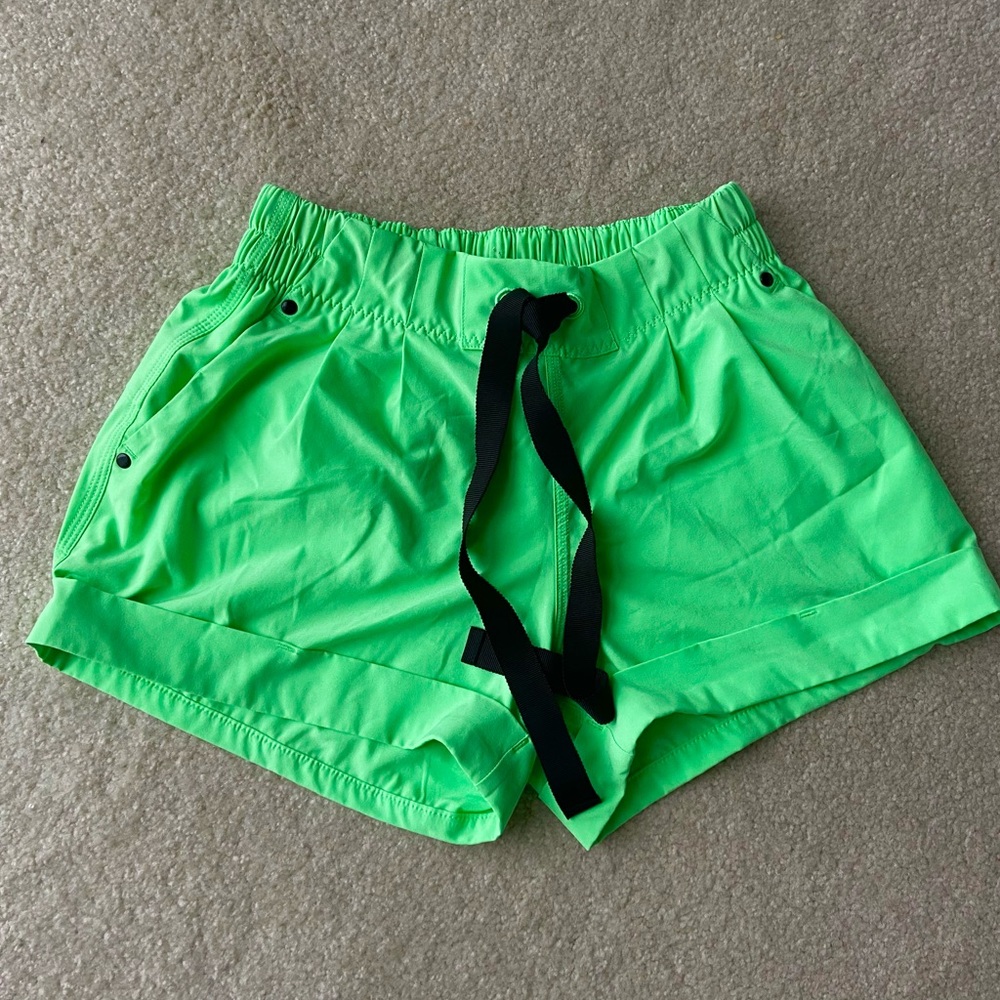 Lululemon Spring Break Away Short pistachio
Size 4